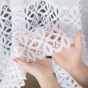 Firanka żakardowa ze wzorem 180cm biała