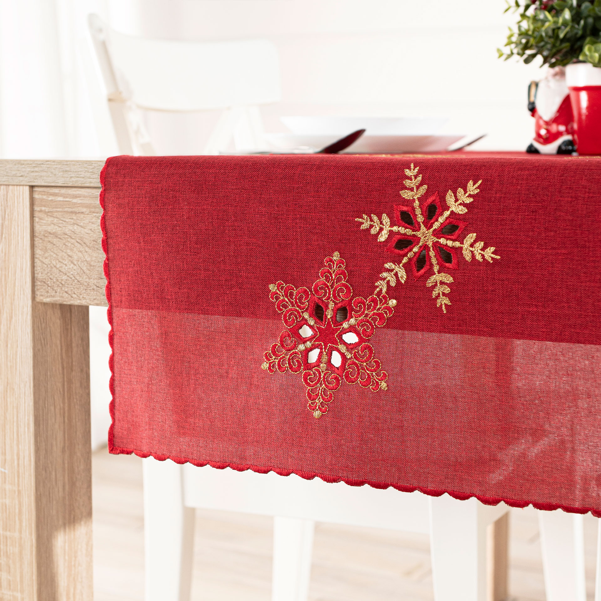 BIEŻNIK ŚWIĄTECZNY Z HAFTEM ŚNIEŻYNKI 40x140cm czerwony