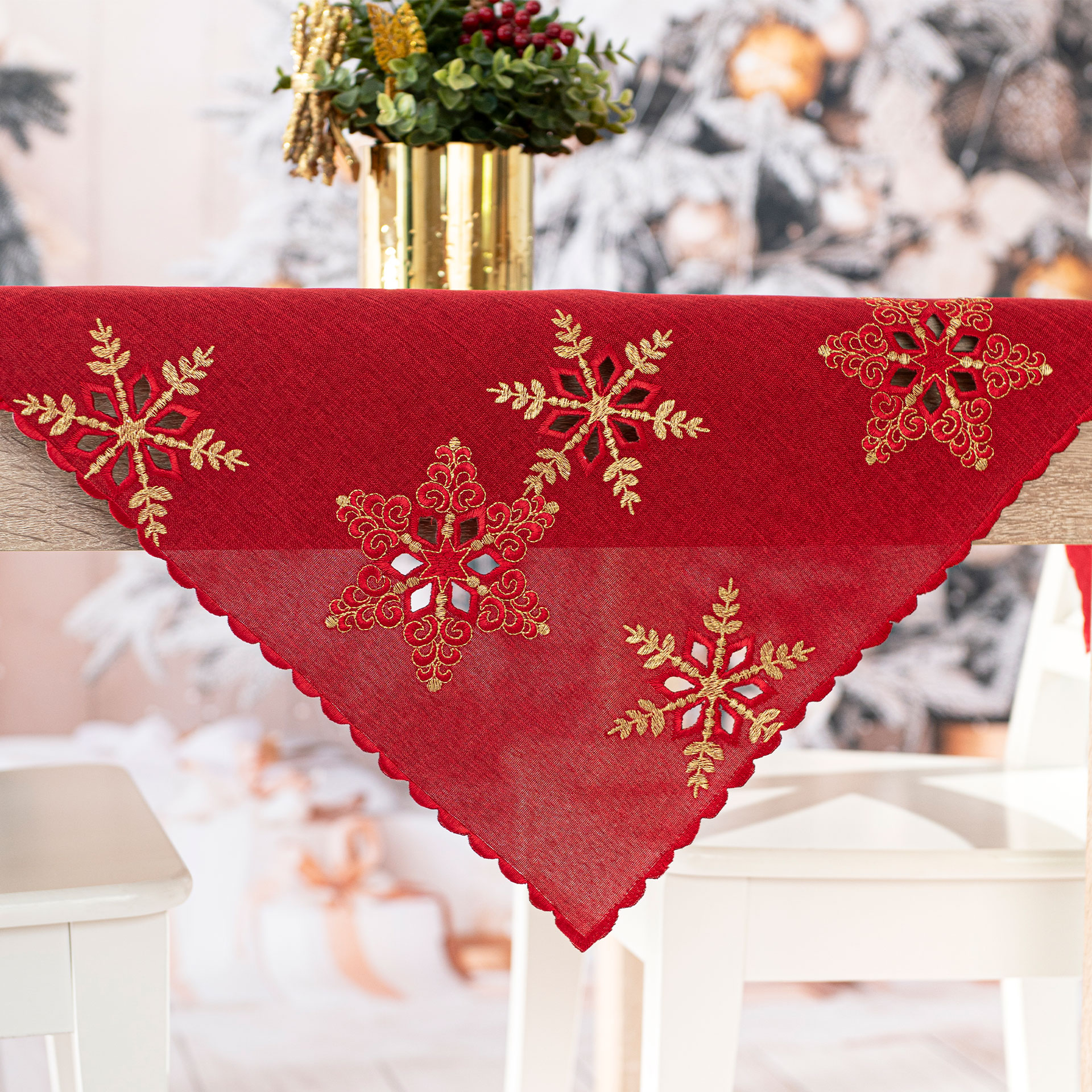 SERWETA ŚWIĄTECZNA Z HAFTEM ŚNIEŻYNKI 85x85cm czerwona